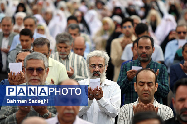 اقامه نماز عید سعید فطر- امامزاده پنج تن(ع) لویزان