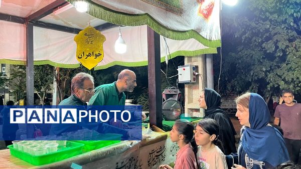 نوجوانان تهرانی هم‌نوا با اسرای کربلا به سوگ امام حسین (ع) نشستند
