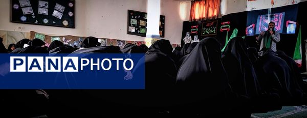 استقبال دانش‌آموزان دبیرستان شهید برقعی 2 قم از یک لاله فاطمی