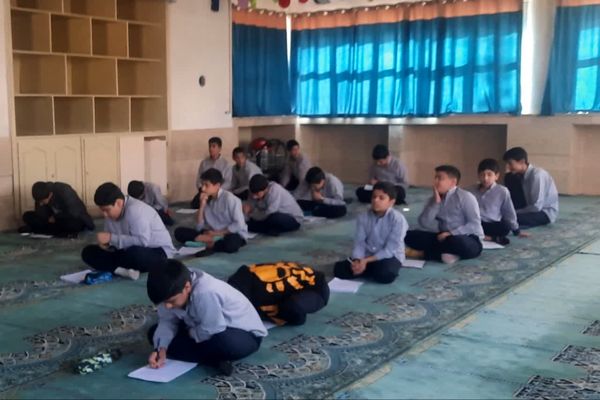   برگزاری امتحانات در دبیرستان هیات امنایی رازی 