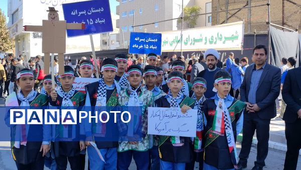 حضور پرشور نوجوانان و خانواده‌ها در سیزده آبان تجدید پیمان با انقلاب