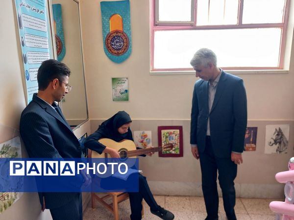 بازدید مدیر آموزش و پرورش کاشمر از نمایشگاه دبیرستان سما