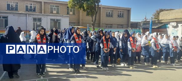 بازدید سبزپوشان نیروی انتظامی با دانش‌آموزان مدرسه ربابه هاشمیان یزدی