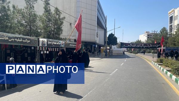 بازآفرینی مسیر عشق؛ جاماندگان اربعین در شبیه‌سازی مواکب نجف تا کربلا گردهم آمدند‌.