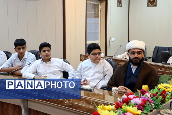 دیدار دانش‌آموزان مدرسه قرآنی رضوی با امام جمعه بافق