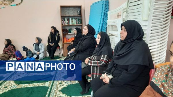 نشست صمیمی انجمن و اولیا پایه هفتم در دبیرستان فرهنگیان ناحیه۷ مشهد