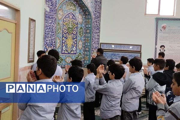 گفت‌وگوی آموزشی پس از اقامه نماز جماعت در دبیرستان شهید چمران