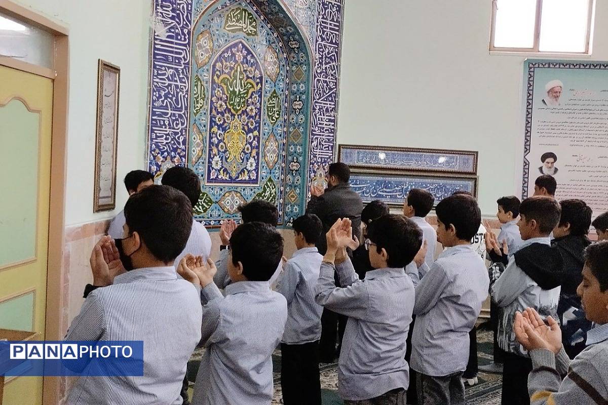 گفت‌وگوی آموزشی پس از اقامه نماز جماعت در دبیرستان شهید چمران