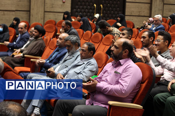 همایش تقدیر از فعالان اردوهای راهیان نور دانش‌آموزی در قم