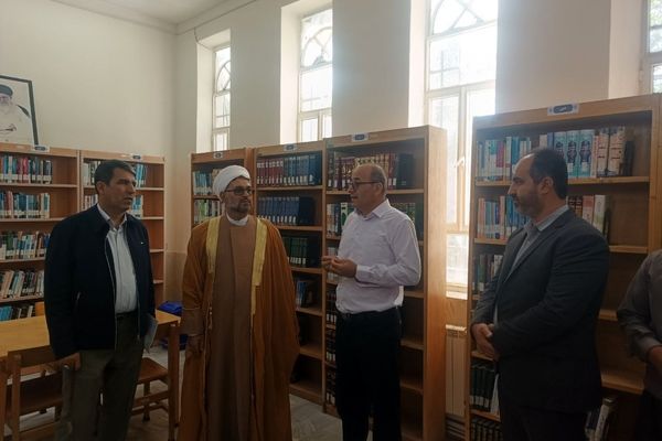 بازدید مسئولان از کتابخانه عمومی شهید دکتر مجید شهریاری دهگلان و تأکید بر لزوم توسعه زیرساخت‌ها