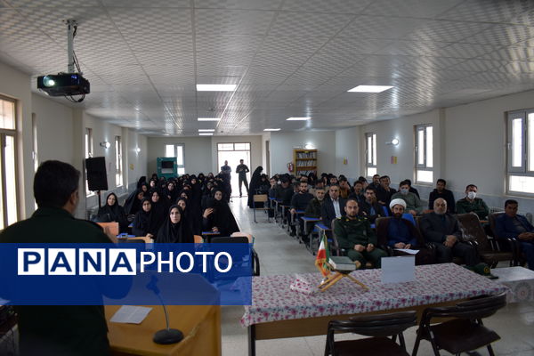 نشست بصیرتی فرهنگیان منطقه نوخندان با سخنرانی فرمانده سپاه درگز 