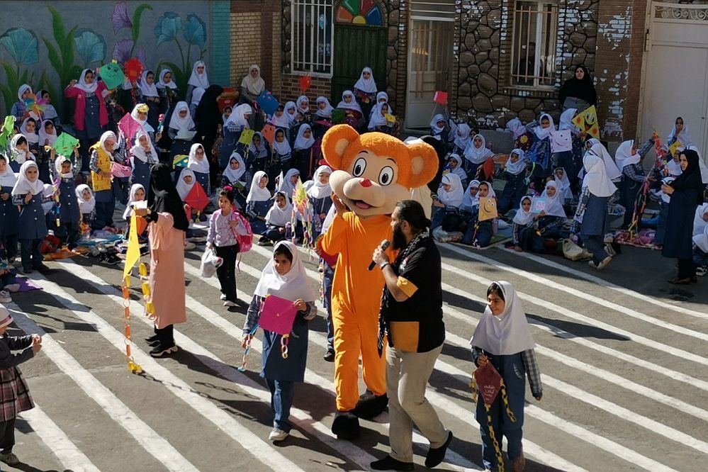 جشن روز دختر و روز جهانی کودک در دبستان زنده یاد قمصری