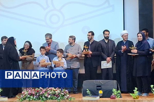 تجلیل از برگزیدگان جشنواره بزرگ جوانه در مجتمع آموزشی و فرهنگی علوم پزشکی شیراز 