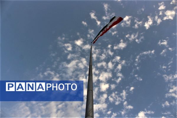 همخوانی گروه‌های دانش آموزی قم در اجرای سرود «ایران بخوان»