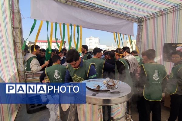 در اغنای دل‌ها هنرستان موفقیان اسلامشهر میزبان آیین فاطمیه و سفره احسان بانوی نور بود