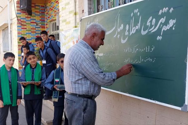 ویژه‌برنامه هفته نیروی انتظامی در دبستان شرف‌الدین علی 