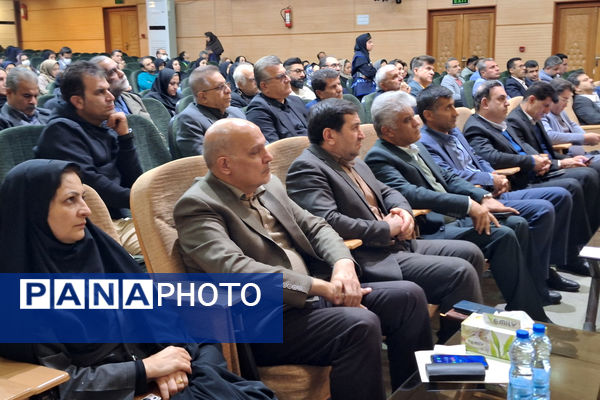 آیین تقدیر از انجمن‌های اولیا و مربیان برتر و تبیین فرآیند انتخابات شورای انجمن اولیا و مربیان ناحیه یک شیراز 