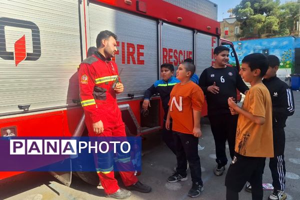 آموزش توسط آتش‌نشانان در دبستان معارف ۶