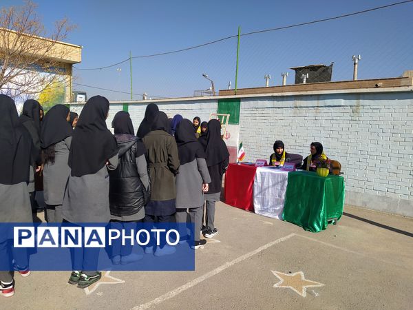 انتخابات شورای دانش آموزی در دبیرستان دخترانه امید 