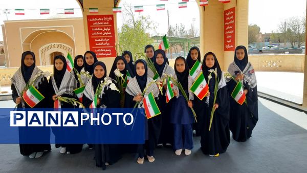 ادای احترام دانش‌آموزان میبدی به شهدای جنگ تحمیلی 