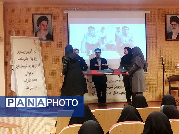 برگزاری دوره تربیت مربی پایه داوطلبی ویژه رابطین و مراقبین سلامت مدارس در ملارد