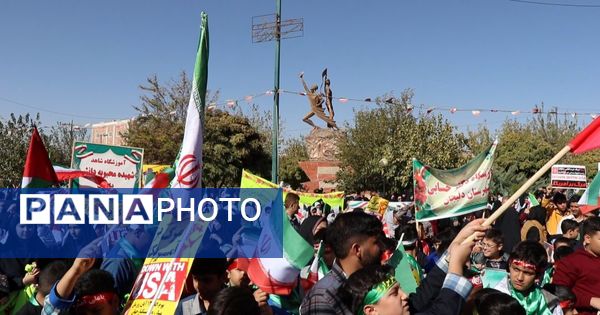 برپایی غرفه سازمان دانش‌آموزی دلیجان در راهپیمایی روز دانش‌آموز