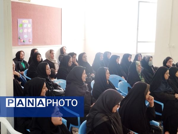 جلسه آموزش خانواده ویژه والدین پایه هفتم در کاشمر