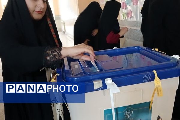 حضور پرشور دانش‌آموزان رای اولی شهرستان چرداول در انتخابات ریاست جمهوری