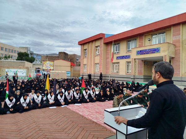 تجمع بزرگ زینبیون در دفاع از حریم ولایت