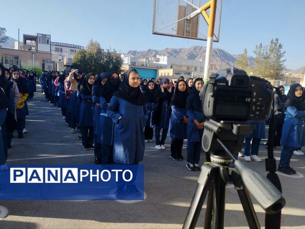 رونمایی از استعدادهای هنری دانشآموزان در نمایشگاه فرهنگ و هنر دبیرستان هاجر بیرجند