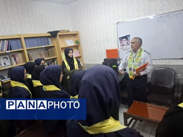 بازدید مدرسان کشوری سازمان دانش‌آموزی از دبیرستان تمام تشکیلاتی عفت