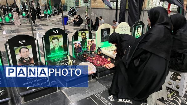 نوجوانان تهرانی هم‌نوا با اسرای کربلا به سوگ امام حسین (ع) نشستند