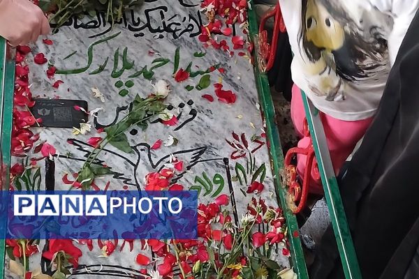 تجدید پیمان دانش‌آموز خبرنگاران پانا با شهدا درهفته دفاع مقدس