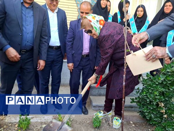 زنگ نیک اندیشی با هدف ترویج فرهنگ و مشارکت خیرین مدرسه ساز در هنرستان دکتر هادوی