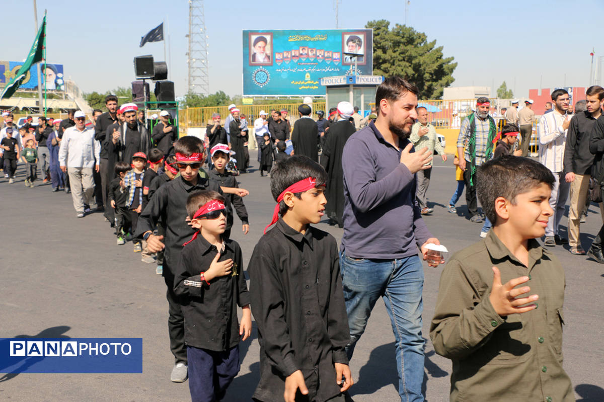 جلوه‌هایی از حضور نوجوانان در مراسم سالگرد ارتحال امام خمینی(ره)