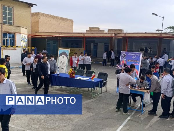 مسابقه «نجات تخم‌مرغ» در دبیرستان شهید بهشتی بهبهان