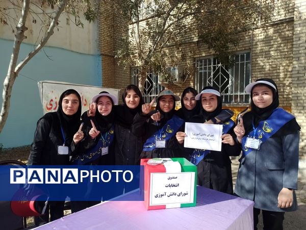 طلیعه‌‌ای از مدیریت آینده؛ انتخابات شورای دانش‌آموزی در دبیرستان رضوان