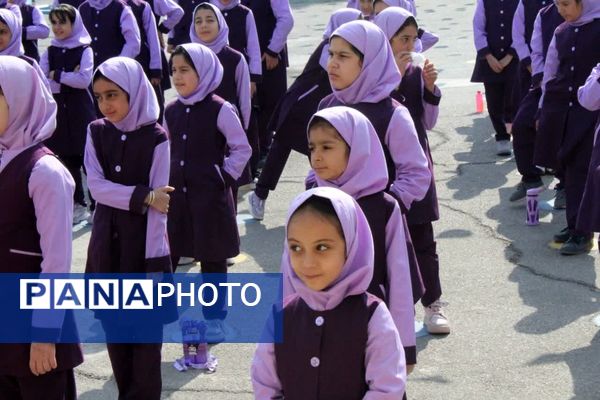حضور پلیس در دبستان فاطمهالزهرا برای آموزش پیشگیری از آسیبهای اجتماعی