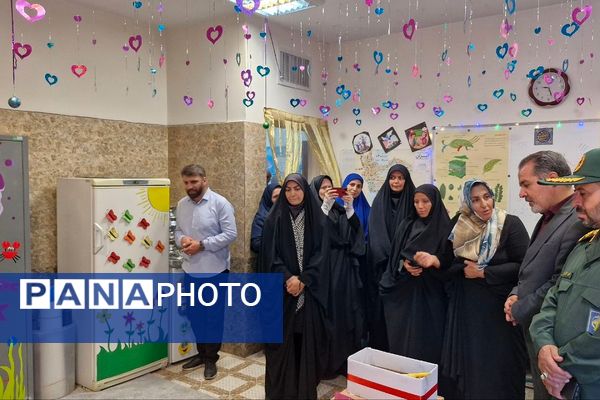 مزین کردن کلاس مدارس به نام شهدا با حضور مدیر آموزش و پرورش ناحیه دو شهرری 