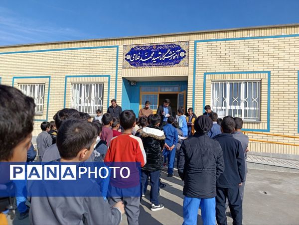 تجلیل از برگزیدگان مسابقات در مدرسه شهید غلامی خلیل آباد 