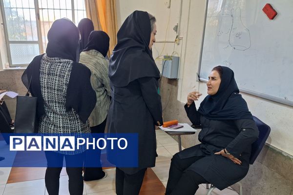 دیدار اولیا و معلمان در جهت بررسی وضعیت تحصیلی دانش‌آموزان 