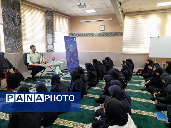 حضور فرماندهی نیروی انتظامی ناحیه ۳ مشهد در مدرسه شاهد ارض اقدس 