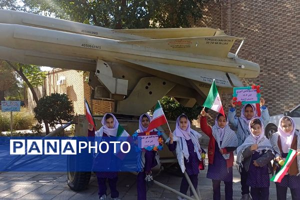 حضور فرمانده بسیج دانش‌آموزی در دبستان آزاده ناحیه 2 شهرری به‌مناسبت هفته بسیج دانش‌آموزی 