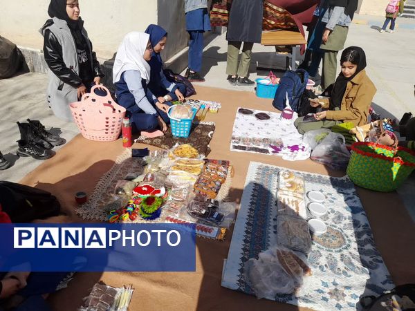 برپایی بازارچه مدرسه‌ای به‌مناسبت دهه فجر در آموزشگاه دخترانه شهید حسن زاده خانلق