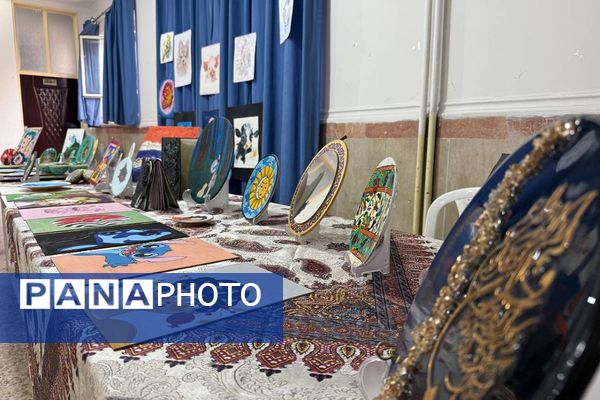 آیین افتتاحیه نمایشگاه هنری «ماها» در هنرستان شهید تاجیک بهارستان‌دو