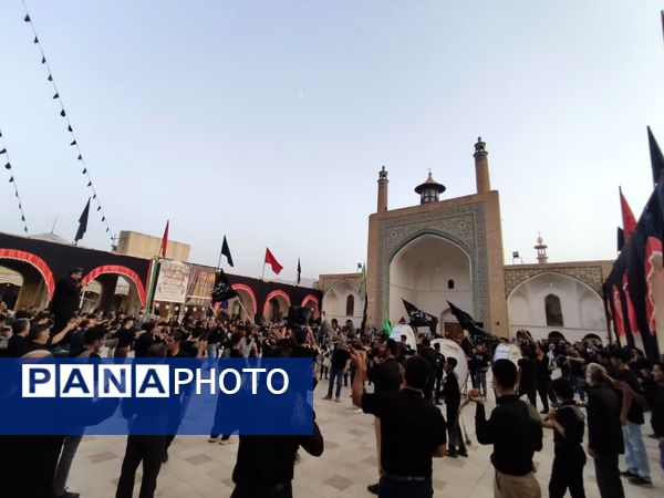 عزاداری زائران و مجاوران حرم مطهر اردهال در شب تاسوعای حسینی
