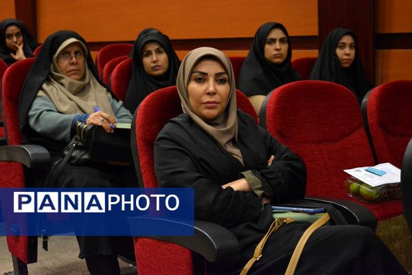 نشست هم‌اندیشی معاونین پرورشی، روحانیون امین و ائمه جماعات در بهارستان‌دو