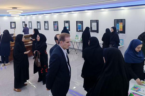 بازدید جواد احمدی از نمایشگاه محتوای آموزشی و تربیتی کودکستان‌های استان لرستان