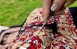 «میراث ابریشم و رنگ»؛ روایتی از هنر رشتی دوزی