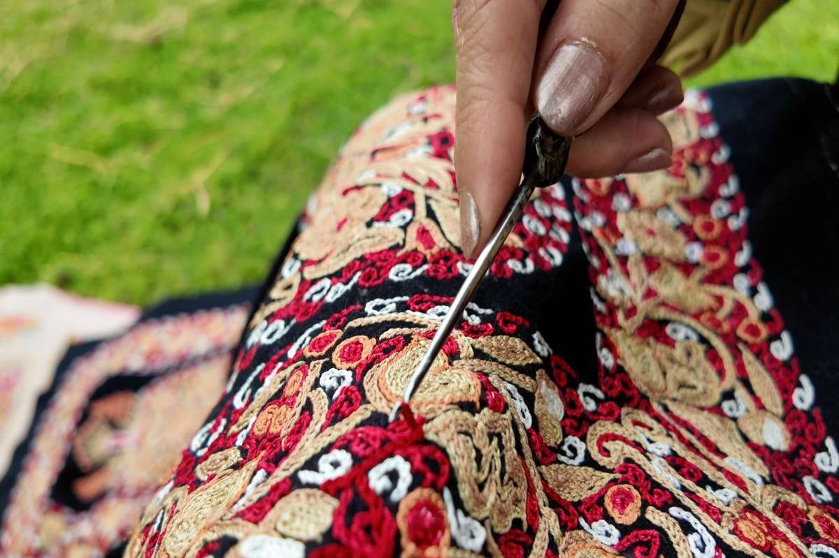 «میراث ابریشم و رنگ»؛ روایتی از هنر رشتی دوزی